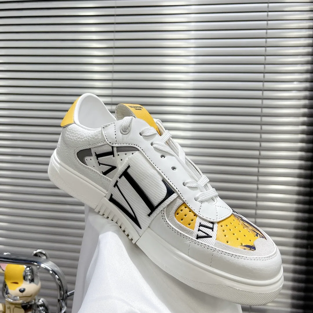 👟👟Ex-factory price 600👟👟 Valentino ONE STUD calfskin lace-up sneakers. Soft suede low-top sneakers, classic and versatile, couple's sneakers, special goods, worth buying! A pair of simple shoes with unique details will save you from the difficulty of dressing. OneStud sneakers, with quilted plaid and oversized rivets, create an eye-catching punk style and get rid of the heavy feeling of this season's clothing. Upraise calfskin derby shoes, with exquisite leather construction and simple silhouette, and smooth lines set the tone of coolness, are a versatile item in the wardrobe. There are more Valentino boutique shoes waiting for you to unlock! It’s time to get the shoes you’ve been coveting for a long time! Officially on sale 7,+++ - Seven straps, decorated with metallic rubber effect. Decoration on the back and tongue. Size 35-44.
